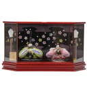 雛人形 親王ケース入り 手まり雛 ころろ いちご hn140 hs378 幅57cm 六角メタリックレッドケース 2人 (24hina-ya-to0402) ひ...