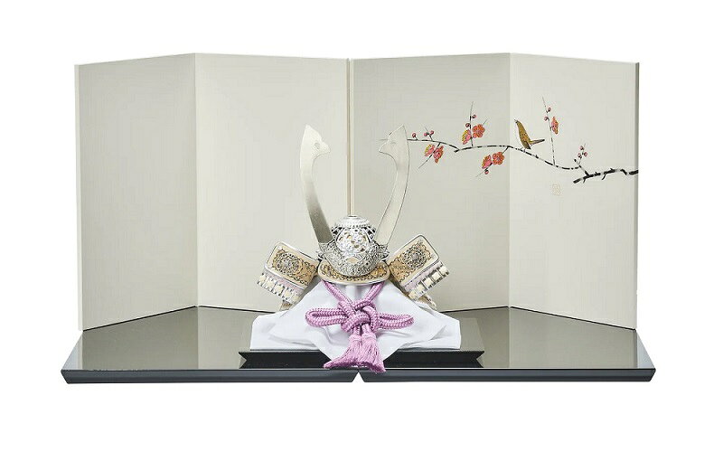 [お誕生日の紋]立札サービス 花個紋立札★飾つたサイズ(cm)：横8×高さ12×奥行5．5 花個紋立札裏面 花個紋説明 ＜花個紋に付いて＞ ・花個紋は「日」を表す紋 花個紋は誕生日の紋になりますので男女同じ花個紋になります。 ★花個紋検索キーワード：グーグル等の検索窓に「366日の花個紋●月●日」とご入力いただき誕生日の紋をお調べください。 ・四年に一度の閏年だけにある二月二十九日もいれて一年366日。 ・花個紋は四季折々の花を「紋」にあしらわした366日のバースデーシンボルです。 ・花個紋は、一日に一つずつ「その日」を祝福する「しるし」として生れまれました。 ・「花が開くは気運が開く。身が結ぶのは成果が実る」といわれ、草花をモチーフとする文様は、古くから「吉兆のしるし」としてつくられ、親しまれてきました。桜や梅にはじまり菫や撫子など、身近な花々は家紋にも数多く見られます。花を紋という形にすることで、紋をつくる人も身にまとう人も、花に宿る精気を感じ、精神性の高まりを感じていたといわれます。 ・日本人の花を愛する心情、季節の移り変わりを察する感受性、そして、シンプルな形に多くの意味を見出す知性。そういった日本の精神性を家紋から学び「個紋」という新しい文化を経て「366日の花個紋」は誕生しました。 ・花個紋は、花の姿・性質・歴史を踏まえて「その日」を象徴する花が選ばれています。 ・一つ一つの花個紋は開花する季節や、昔からある日本の伝統行事、節句、戦後恒例化貸したイベントにちなんだ花が取り入れられています。★飾ったサイズ（cm）：約幅56×奥行36×高さ29★ステキな五月人形が、あってもいい★梅枝にとまる鶯の絵が描かれた屏風の前に繊細さが光る銀の兜。兜の糸色や屏風の合わせ方は、かつてない五月人形の考え方がカタチになっています。★ステキな五月人形。そんなコンセプトから生まれた兜。藤色と鳥の子色の品ある兜。細長いクワガタ（角部分）が一層の美しいフォルムを形成しています。★セット内容：兜、 屏風、兜台★サービス品：毛バタキ、手袋、ウエス