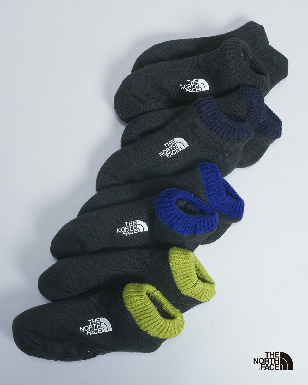 ふっくらボアに包まれる くつろぎの足元 THE NORTH FACE / ノースフェイス「 ヌプシ ブーティーソックス ショート 」 内側のボアフリースと厚みのある編地で、足元を暖かく包み込むショート丈のソックス。アクリルとポリエステルを使用したローゲージ編みで、ふっくらとしたボリューム感があり、冷えが気になる季節の室内履きにぴったりです。足底にはシリコンプリントを施し、フローリングなど滑りやすい床での歩行をサポート。くつろぎの時間にうれしい、リラックス感のあるゆったりとした履き心地です。キャンプや山小屋でのリラックスタイムにもおすすめです。「DEORANGE」という抗菌防臭加工を施しているのもうれしいポイント。キャンプや山小屋でのリラックスタイムにも好相性です。寒い時期の足元を暖かく包んでくれる、ギフトにもおすすめのアイテムです。 ※光の当たり具合やパソコンなどの閲覧環境によって、実際の色味と異なって見える場合がございます。商品の色味はカラー名の入った画像、もしくは商品単体の画像をご参照ください。 1968年、サンフランシスコ近くのバークレーにて産声を上げた THE NORTH FACE / ザノースフェイス。 飽くなき探究心により、常に機能性とデザイン性を追求。 アウトドアだけではなくストリートウェアとしても高い支持を得ています。 THE NORTH FACE のアイテムを見る BRAND その他のTHE NORTH FACEはこちら COUNTRY Made in China SIZE S(23cm-25cm)M(25cm-27cm) COLOR ブラック×ブルー(KB)ブラック×スポーツモス(KM)ブラック×アーバンネイビー(KN)ブラック×ブラック(KK) MATERIAL アクリル ポリエステル ATTENTION ・本商品がセール対象商品として販売される場合は、特別価格でのご提供となるため、返品・交換はお受けしておりません。あらかじめご了承ください。・こちらのアイテムは素材および染色の特性上、水濡れや摩擦により色落ちや色移りが生じる場合がございます。お洗濯や着用時には他の衣類やバッグ、ソファなどへの色移りにご注意くださいませ。・こちらの商品は海外発送を承っておりません。(Overseas shipping is not available.) GIFT オリジナルのギフトラッピングも承っております。＞ギフトラッピングはこちら