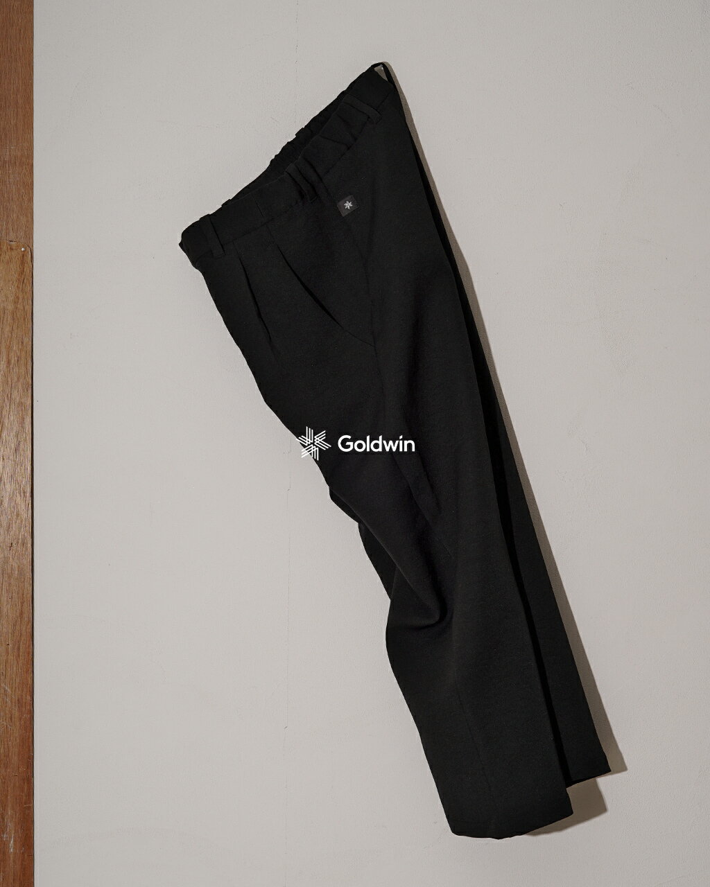 【正規取扱店】【送料無料】軽くて膨らみのある三重織素材を使用。ドレスライクな美しさと快適な穿き心地を両立した、ミニマルデザインのワイドパンツ。