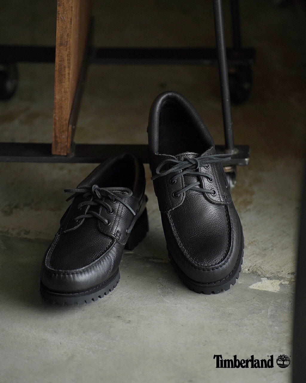 ラグソールで楽しむボートシューズ Timberland / ティンバーランド「 Authentic 3-Eye Lug Handsewn Boat Shoe A2PDQANI 」 足元にしっかりとした存在感を添える、3アイレットのボートシューズ。アッパーには上質なフルグレインレザーを使用し、モカシン製法による手縫いのステッチがクラフト感を引き立てます。360°レーシングシステムで足をぐるりと囲むようにフィット感を調整でき、ライニングや3/4長のフットベッド、ミッドソールにもレザーを採用。アウトソールには深いラグパターンのラバーを配し、しっかりとしたグリップ力を備えています。履き始めは革の硬さを感じることもありますが、履き込むほど足になじみ、素材の変化も楽しめる一足。伝統的なボートシューズの意匠を、ティンバーランドらしい素材使いとタフなソールで仕上げています。 #ボートシューズ #レザーシューズ #モカシンシューズ #3アイレットシューズ #ラグソール #ハンドソーン #フルグレインレザー 【Timberland】 1973年、アメリカ・ニューハンプシャー州で誕生したティンバーランド。厳しい自然環境で働く人々のために生まれたオリジナル イエローブーツを原点に、機能美とクラフトマンシップを追求してきました。自然と都会、ワークとファッションの境界を越え、洗練された無骨さを備えたスタイルを発信し続けています。 着用アイテムはこちら Outer KOOKY ZOO / Inner Marvine Pontiak Shirt Makers / Bottoms paratrait ※薬用アイテムにつきましては、別店舗限定でのお取り扱いとなっております。ご希望のお客様は、お気軽にお問い合わせくださいませ。 ※光の当たり具合やパソコンなどの閲覧環境によって、実際の色味と異なって見える場合がございます。商品の色味はカラー名の入った画像、もしくは商品単体の画像をご参照ください。 サイズ選びのポイント 普段着用サイズを選んで問題ありません。 Model 実寸：26cm / Width:D （足囲：24cm / 足幅：9.5cm） US9.0(27.0cm)を着用。ジャストサイズでした。購入するならこのサイズにします。 BRAND その他のTimberlandはこちら COUNTRY Made in Cambodia SIZE US8.0(26.0cm)US8.5(26.5cm)US9.0(27.0cm)US9.5(27.5cm)US10.0(28.0cm)US10.5(28.5cm) COLOR ALL OVER BLACK FULL GRAIN(ブラック) MATERIAL フルグレインレザー WEIGHT US9.0(27.0cm)(片足)538g ATTENTION ・本商品がセール対象商品として販売される場合は、特別価格でのご提供となるため、返品・交換はお受けしておりません。あらかじめご了承ください。・輸送過程で「外箱」の損傷、傷、若干の汚れが見られますが、商品本体はご使用には全く問題ございません。 GIFT オリジナルのギフトラッピングも承っております。＞ギフトラッピングはこちら Q&amp;A Q：革はどんな質感ですか？ A：しっかりとした厚みのある革で、表面はなめらかです。革らしいハリがあり、カジュアルなボートシューズですが、足元がきちんとした印象になります。 Q：DARK-BROWN-NUBUCKとALL-OVER-BLACK-FULL-GRAIN、どちらを選ぶか迷っています。 A：DARK-BROWN-NUBUCKは、ヌバックならではのマットでやわらかな印象があり、カジュアルなスタイルに合わせやすいカラーです。一方、ALL-OVER-BLACK-FULL-GRAINは、ブラックの引き締まった色味と革のツヤ感で、よりすっきりとした印象に。デニムやチノなどカジュアルなパンツが中心ならDARK-BROWN-NUBUCK、きれいめなパンツにも合わせたいならALL-OVER-BLACK-FULL-GRAINがおすすめです。 Q：お手入れはどうしたらいいですか？ A：天然皮革には革専用のクリーナーやクリームを使用し、汚れを落としてから保管してください。汚れたまま保管すると、変色やカビの原因になる場合があります。お手入れの際は、革の状態に合ったケア用品を使うのがおすすめです。