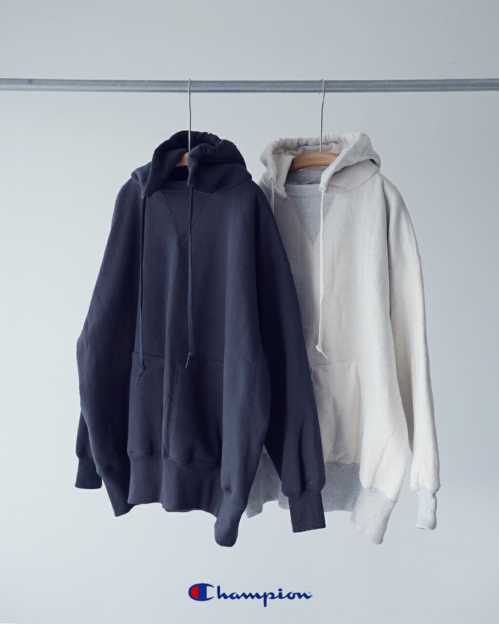 細部まで楽しむ復刻スウェット Champion / チャンピオン「 DOUBLE THICKNESS PULLOVER AFTER HOODED 」 【デザイン】 ふっくらとしたボリュームとクラシックなディテールが、秋冬の休日スタイルに奥行きを添える一着。チャンピオンの「ダブルシックネス プルオーバー アフター フーデッドスウェットシャツ」は、1950年代半ばのアスレチックウェアを再現した復刻モデルです。襟のリブにフードを挟み込んだ後付けパーカー仕様と、前後の襟元に配したガゼットが特徴。脇接ぎのない丸胴仕様や筒状の袖リブなど、細部にも往年のものづくりが息づいています。左袖のCロゴワッペンを省いた無地の表情に、フロントの左右に分かれたポケットがアクセントをプラス。ゆとりのあるスウェットとして、一枚でも存在感を発揮します。ヴィンテージの背景やアメカジのディテールを楽しみたい方にもお勧めです。 【生地・素材・機能】 ・当時の生地を再現したコットン100％。旧式のシンカー編み機で編み立て、独特のボリューム感と風合いに仕上げています。 ・裏起毛のスウェット生地を二重に重ねたダブルシックネス構造。厚みを持たせることで保温性を高め、寒い季節の着こなしを支えます。 ネイビーのフーディーと色落ちデニムで、ヴィンテージムード漂う大人カジュアルに。ゆとりのあるシルエットをモカシンシューズで引き締めています。 着用アイテムはこちら Shoes ※リンク先には販売前及び品切れの商品を含む場合があります。 ※光の当たり具合やパソコンなどの閲覧環境によって、実際の色味と異なって見える場合がございます。商品の色味はカラー名の入った画像、もしくは商品単体の画像をご参照ください。 1919年、ニューヨーク州ロチェスターで、エイプ&amp;ウィリアム・フェインブルームの2人の兄弟がニット製品の卸販売を開始。Champion / チャンピオンの歴史は、このロチェスターから始まりました。 その高い品質を認められ、アンダーウェアとしてスウェットのオーダーを受けるところからはじまり、後に米軍の訓練用ウェアや大学のアスレチックウェアとして採用され、一躍アメリカ全土で注目される存在に。やがてその信頼と人気の高さから、世界中で愛されるブランドのひとつになりました。 機能的なデザイン・耐久性・素材・縫製といったひとつひとつのディテールにこだわるクラフトマンシップは、現在も受け継がれ、日本でも「キング・オブ・スウェットシャツ」として多くのファンに愛され続けています。 Champion のアイテムを見る サイズ 身幅 裄丈 着丈 重さ L 73.5cm 83cm 70cm 1514g XL 75cm 85cm 73cm - ⇒商品の詳しい採寸方法について BRAND その他のChampionはこちら COUNTRY Made in Japan SIZE LXL COLOR シルバーグレー(col.040)ネイビー(col.370) MATERIAL 綿100% ATTENTION ・本商品がセール対象商品として販売される場合は、特別価格でのご提供となるため、返品・交換はお受けしておりません。あらかじめご了承ください。 LAUNDRY ＞洗濯表示説明はこちら GIFT オリジナルのギフトラッピングも承っております。＞ギフトラッピングはこちら