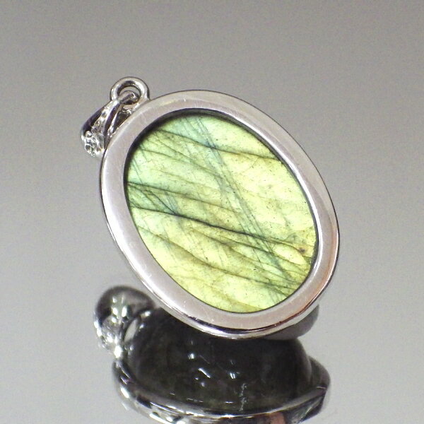 【最高品質 完全天然石】フィンランド産 ラブラドライトペンダント（金具含む重さ6g たて23mm 横幅17mm 厚さ8mm） ★写真現品をお届け