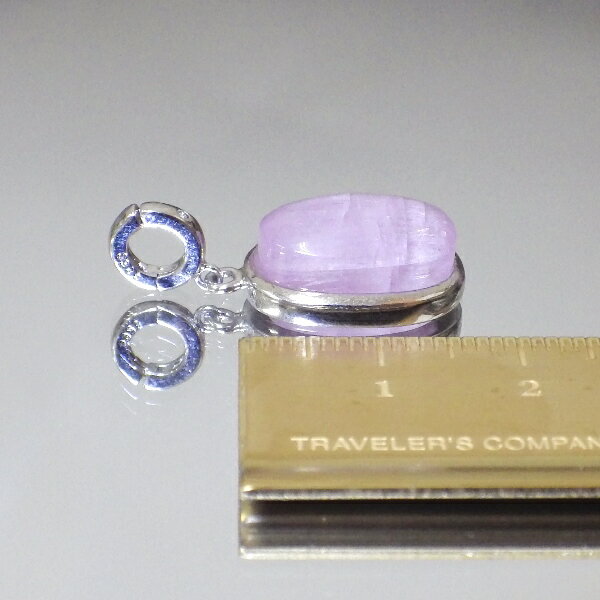 【ブラジル産 最高品質】完全天然クンツァイトペンダント（金具含む重さ4g 縦16mm 横幅12mm 厚さ7mm）＜茶色本革製ネックレス付＞★写真現品をお届けします