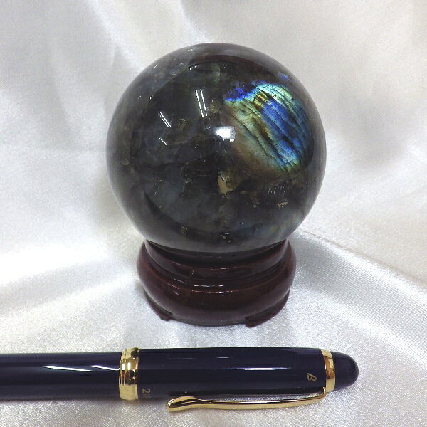 【完全天然 最高品質クラス】 ラブラドライト丸玉（重さ416g 直径66mm 木製台座付き）★写真現品販売
