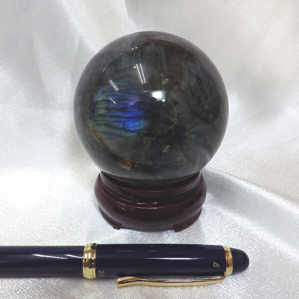 【完全天然 最高品質クラス】 ラブラドライト丸玉（重さ416g 直径66mm 木製台座付き）★写真現品販売