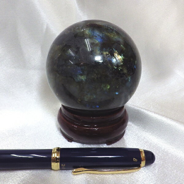 【完全天然 最高品質クラス】 ラブラドライト丸玉（重さ413g 直径66mm 木製台座付き）★写真現品販売