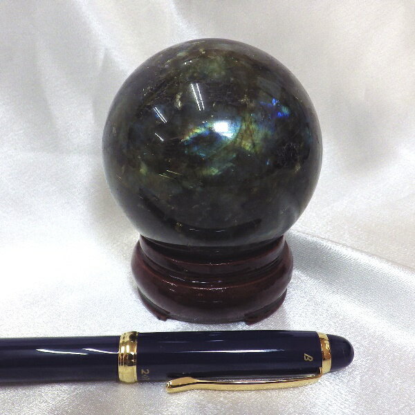 【完全天然 最高品質クラス】 ラブラドライト丸玉（重さ413g 直径66mm 木製台座付き）★写真現品販売