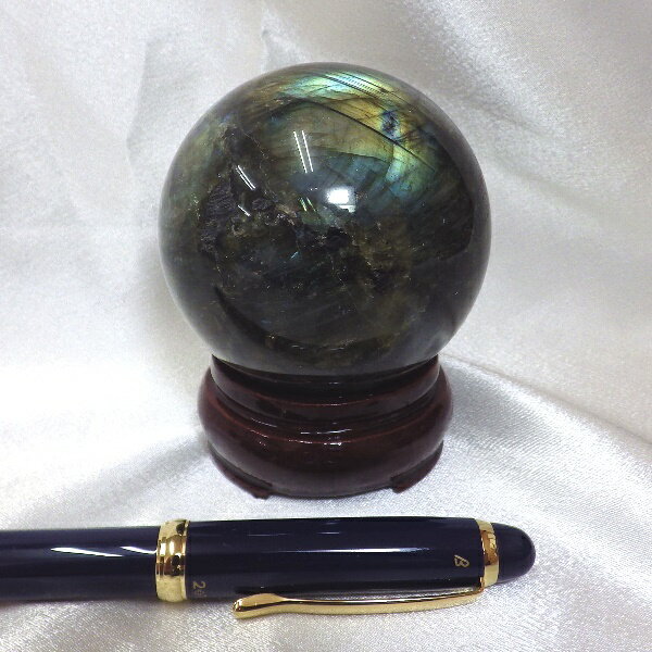 【完全天然 最高品質クラス】 ラブラドライト丸玉（重さ370g 直径64mm 木製台座付き）★写真現品販売