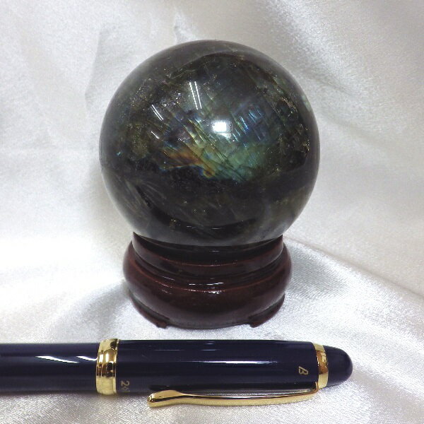【完全天然 最高品質クラス】 ラブラドライト丸玉（重さ370g 直径64mm 木製台座付き）★写真現品販売