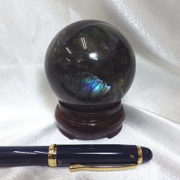 【完全天然 最高品質クラス】 ラブラドライト丸玉（重さ363g 直径64mm 木製台座付き）★写真現品販売