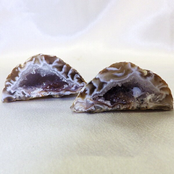 【絆石（きずな石）】ペアめのう(瑪瑙）ジオード原石（重さ2個計51g 横幅 双方とも約4.5cm 奥行約2.5cm）★写真現物をお届け（下記の金額は2個セットの金額です）