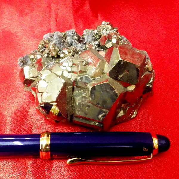  最高品質 ペルー産 パイライト原石クラスター（重さ 285g 高さ約4.5cm ...