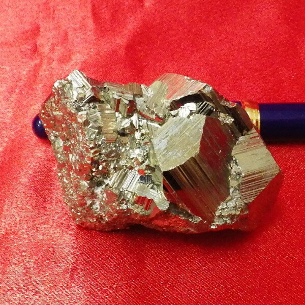 【最高品質 ペルー産】パイライト原石クラスター（重さ 163g 高さ約4cm 横幅約5.6cm 完全天然石 ）★写真現品をお届け（採掘したそのまま非加工の姿でご提供）