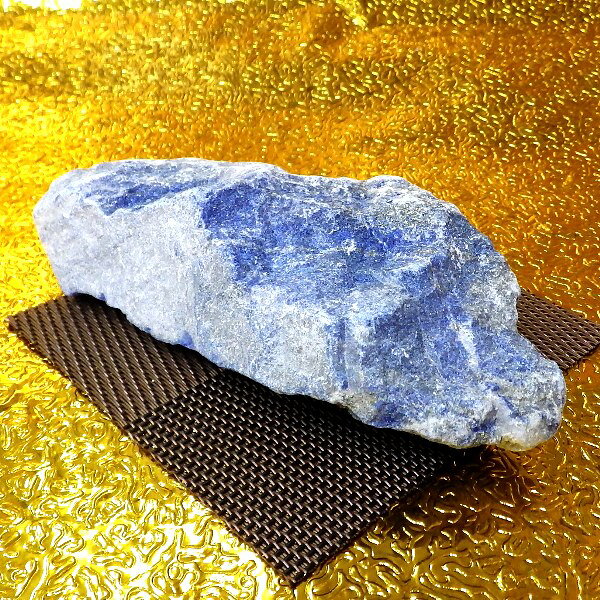 【非研磨】 ラピスラズリ原石（重さ330g 横幅13.5cm 高さ3.6cm 奥行6cm 完全天然石 無着色）＜非研磨＞の採掘したままの姿です。※写真現品をお届け