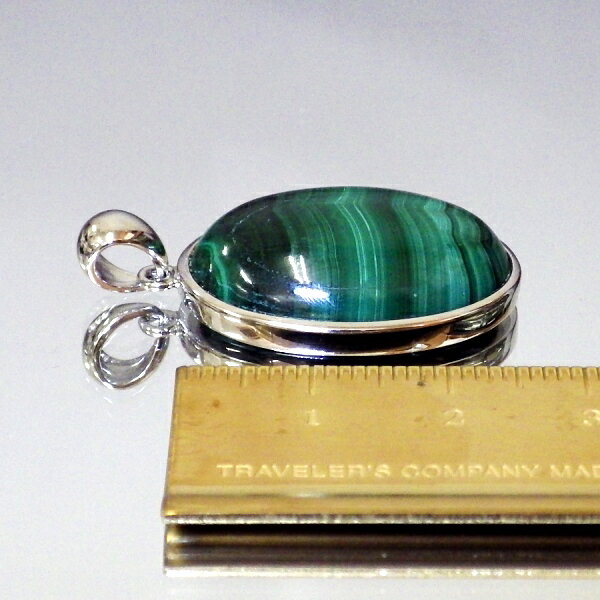 【最高品質クラス 完全天然石】マラカイトペンダント（金具含む重さ10g たて27mm 横幅10mm 厚さ7mm）茶色本革製ネックレス付 ★写真現品をお届けします
