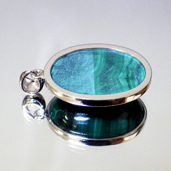 【最高品質クラス 完全天然石】マラカイトペンダント（金具含む重さ10g たて27mm 横幅10mm 厚さ7mm）茶色本革製ネックレス付 ★写真現品をお届けします