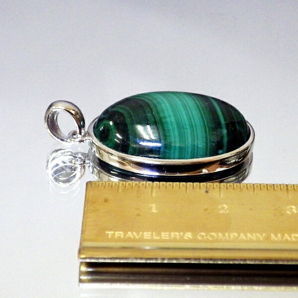 【最高品質クラス 完全天然石】マラカイトペンダント（金具含む重さ10g たて27mm 横幅10mm 厚さ7mm）茶色本革製ネックレス付 ★写真現品をお届けします