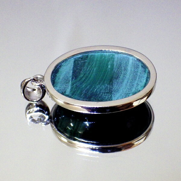 【最高品質クラス 完全天然石】マラカイトペンダント（金具含む重さ10g たて27mm 横幅10mm 厚さ7mm）茶色本革製ネックレス付 ★写真現品をお届けします