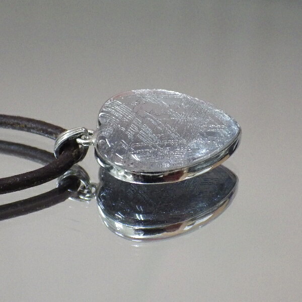 【ハート型】ギベオン隕石メテオライトペンダント（横幅21mm たて21mm 厚さ8mm 重さ7g シルバー 完全天然ギベオン使用）茶色本革製ネックレス付