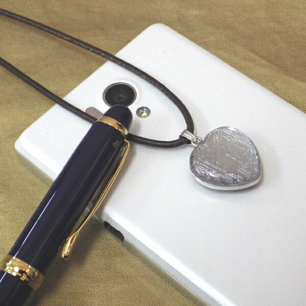 【ハート型】ギベオン隕石メテオライトペンダント（横幅21mm たて21mm 厚さ8mm 重さ7g シルバー 完全天然ギベオン使用）茶色本革製ネックレス付