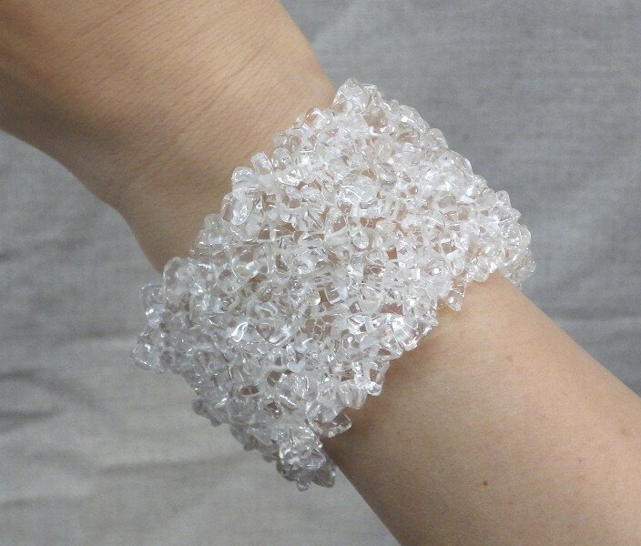 【透明本水晶】 パワー・バングル（腕輪タイプ）−Mサイズ−　（内径17.5cm）≪ブラジル産 最高品質クラス 完全天然石≫重さ約80g