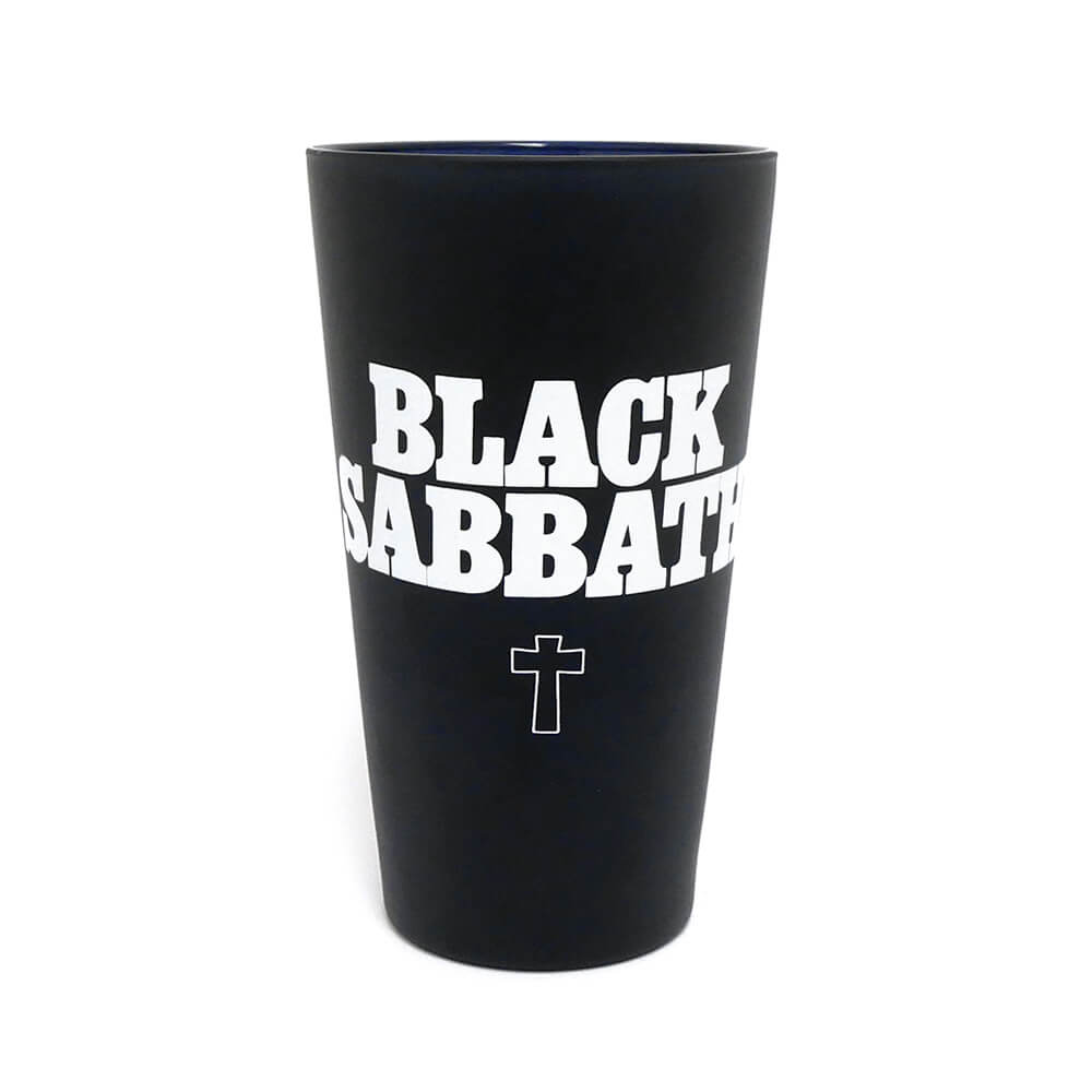 【OJ / GLASS】 スケボー・スケートボードのウィールブランド、OJ（オージェー）。 イギリスの伝説的なヘビーメタルバンド、BLACK SABBATH（ブラックサバス）とのコラボレーション。 BLACK SABBATH ロゴデザインのパイントグラスです。 容量：約470ml（16oz ） *商品によって多少の誤差がある事をご了承下さい。 *当店舗に掲載の写真・文章の無断転載を禁じます。
