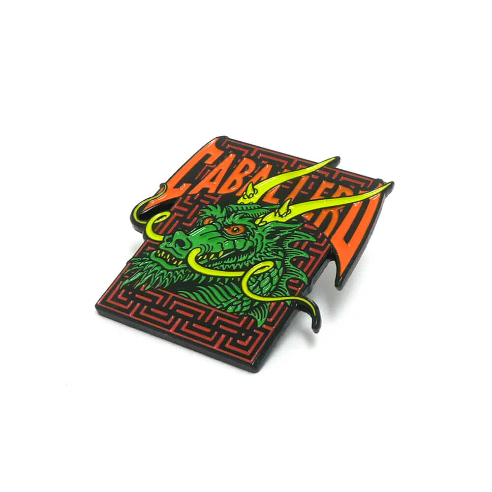 【POWELL PERALTA / BADGE】 スケボー・スケートボードの老舗デッキブランド、POWELL PERALTA（パウエルペラルタ）。 1987年、アーティスト V.C. Johnson によって描かれた CAB STREET DRAGON デザインのピンバッジです。 サイズ：約3.3cm x 3cm *商品によって多少の誤差がある事をご了承下さい。 *当店舗に掲載の写真・文章の無断転載を禁じます。