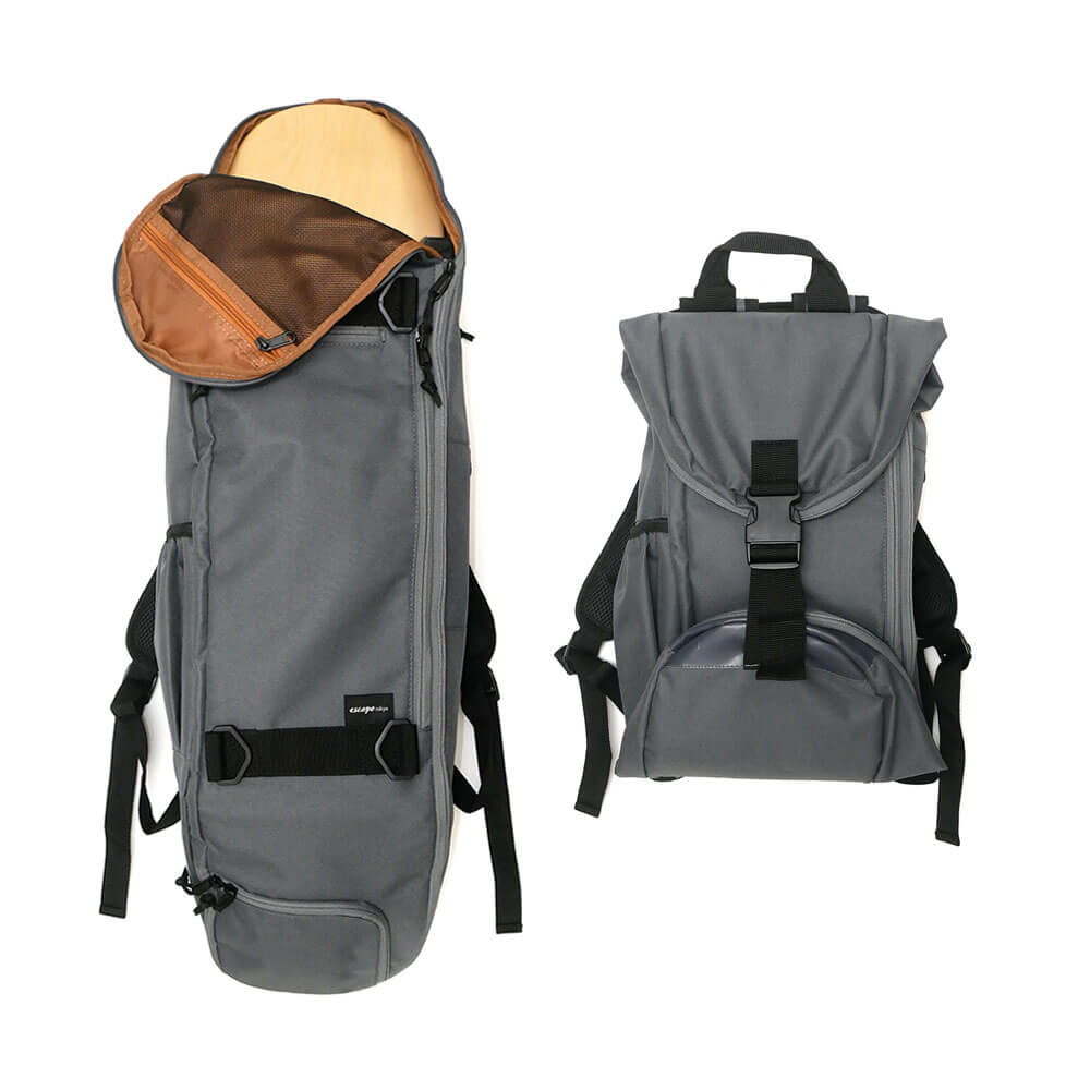 【ESCAPO / SKATE BAG】 “escapo.tokyo”は機能性・デザイン性・耐久性に優れたスケートボード専用バッグの設計を目的とし、2016年に誕生した東京発のバッグブランドです。 収納、耐久性、使いやすさをとことん追求した、最高品質の持ち運びに便利なスケートボード専用バッグ。 バックパック・肩掛け・横持ちができる3WAY仕様。 ポケットの荷物を入れたまま素早くコンパクトなバックパックに変形、スポットの移動に便利です。 コンパクトに変形しバッグの重心を中央にする事で背負いやすく重さを感じにくい設計。 付属のチェストベルトをロックする事により自転車等の移動でも安定して持ち運びできます。（取り付け位置移動可能） カーブショルダーベルトにより背負いやすくホールド力が生まれ、蒸れにくいメッシュ構造で未使用時には収納が可能。 リアポケットにはモバイルPC や iPad 等の収納に便利なウレタン素材を使用。 地面に接触する底部分には内側と外側ともに耐久性の強い素材で補強がされています。 スケートボード収納時に開閉部分が完全に開く為、出し入れがしやすく掃除やメンテナンス等も簡単にできます。 スケートボード収納部分以外にシューズを収納できる大型ポケット等、7箇所の収納スペースがあり充実しています。 メインポケット、フロントポケット、リアポケット、トップインナーポケット、ボトムポケット、ドリンクホルダー、シークレットポケット サイズ（外寸）：約82.5cm x 21cm x 12cm 素材：PVC 重量 : 約810g メーカー参照の使用例：オールドシェイプ デッキ 8.75インチ / インディペンデント トラック 149 HI / ボーンズ ソフトウィール 60mm がギリギリ収納可。 *スケートバッグ単品の販売、備品は含まれません。 *画像9~14枚目は使用例となります。 *商品によって多少の誤差がある事をご了承下さい。 *当店舗に掲載の写真・文章の無断転載を禁じます。