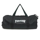 【THRASHER / SKATE BAG】 スケボー・スケートボードの老舗雑誌、THRASHER（スラッシャー）のダッフルバッグです。 バッグの下部にスケートボードが取り付けられ、ポケットも充実して使い勝手も良く、旅行や移動に重宝する大型バッグ。 側面に刺繍ロゴが施されています。 両サイドと内側にポケットがあります。 底面部分にスケートボードが取り付けられるベルクロのベルトが装備されています。 素材は、ポリエステル80%、ナイロン20%。 サイズ：約75cm x 29cm x 29cm *商品によって多少の誤差がある事をご了承下さい。 *当店舗に掲載の写真・文章の無断転載を禁じます。