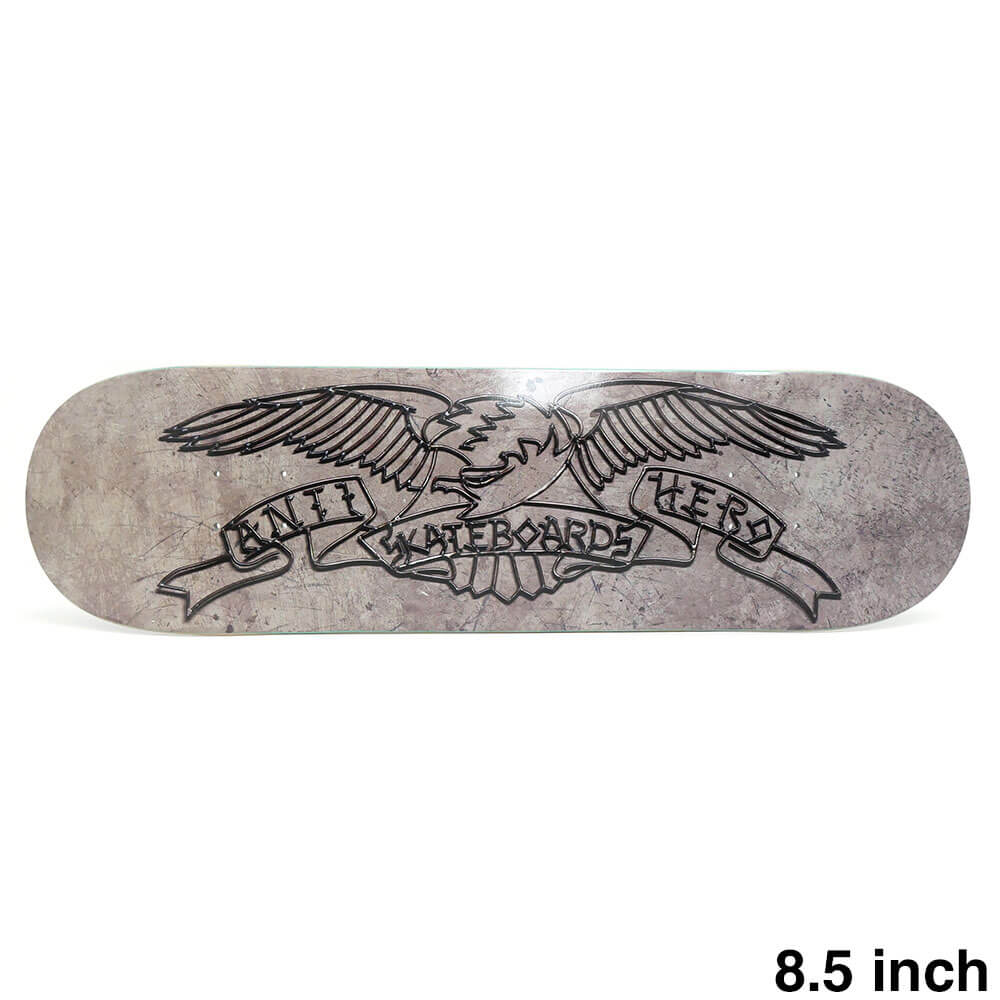 【ANTIHERO / DECK】 スケボー・スケートボードの老舗デッキブランド、ANTIHERO（アンチヒーロー）。 長さ：80.8cm　/　幅：21.6cm ノーズ：18.7cm　/　テール：17.2cm ウィールベース：35.0cm コンケーブ：中　/　キック：中 ※ステインカラー（木目）の色合いはそれぞれ異なります。ご了承の上、ご注文下さい。 デッキをご購入の際、当店オリジナルのデッキテープがサービスとなります。 その他のデッキテープをご希望の方は、別途ご注文下さい。 *デッキテープを貼ってご注文の場合、返品/交換/キャンセルの対象外となります。 （コンプリートセットをご希望の方） スケートボードを完成させる為には【デッキ、トラック、ウィール】の3点が必要となります。 気軽にスケートボードを始めて頂く為に、足回りのセットをご用意しております。 こちらも是非ご覧になって下さい。 【トラック＆ウィールセット】はこちら *商品によって多少の誤差がある事をご了承下さい。 *当店舗に掲載の写真・文章の無断転載を禁じます。