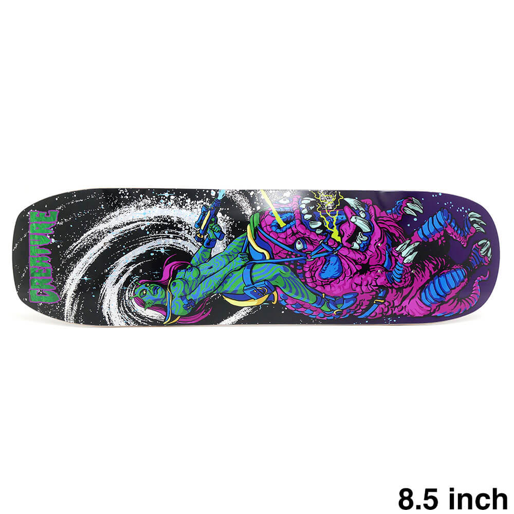 【CREATURE / DECK】 スケボー・スケートボードのデッキブランド、CREATURE（クリーチャー）。 長さ：81.4cm　/　幅：21.6cm ノーズ：18.1cm　/　テール：18.0cm ウィールベース：35.9cm コンケーブ：中　/　キック：中 トラック幅 ノーズ側：21.6cm　/　テール側：21.3cm ※デッキテープを貼る面のカラーはアソート（ランダム）となり、お選び頂く事はできません。ステインカラー（木目）の色合いはそれぞれ異なります。ご了承の上、ご注文下さい。 デッキをご購入の際、当店オリジナルのデッキテープがサービスとなります。 その他のデッキテープをご希望の方は、別途ご注文下さい。 *デッキテープを貼ってご注文の場合、返品/交換/キャンセルの対象外となります。 （コンプリートセットをご希望の方） スケートボードを完成させる為には【デッキ、トラック、ウィール】の3点が必要となります。 気軽にスケートボードを始めて頂く為に、足回りのセットをご用意しております。 こちらも是非ご覧になって下さい。 【トラック＆ウィールセット】はこちら *商品によって多少の誤差がある事をご了承下さい。 *当店舗に掲載の写真・文章の無断転載を禁じます。