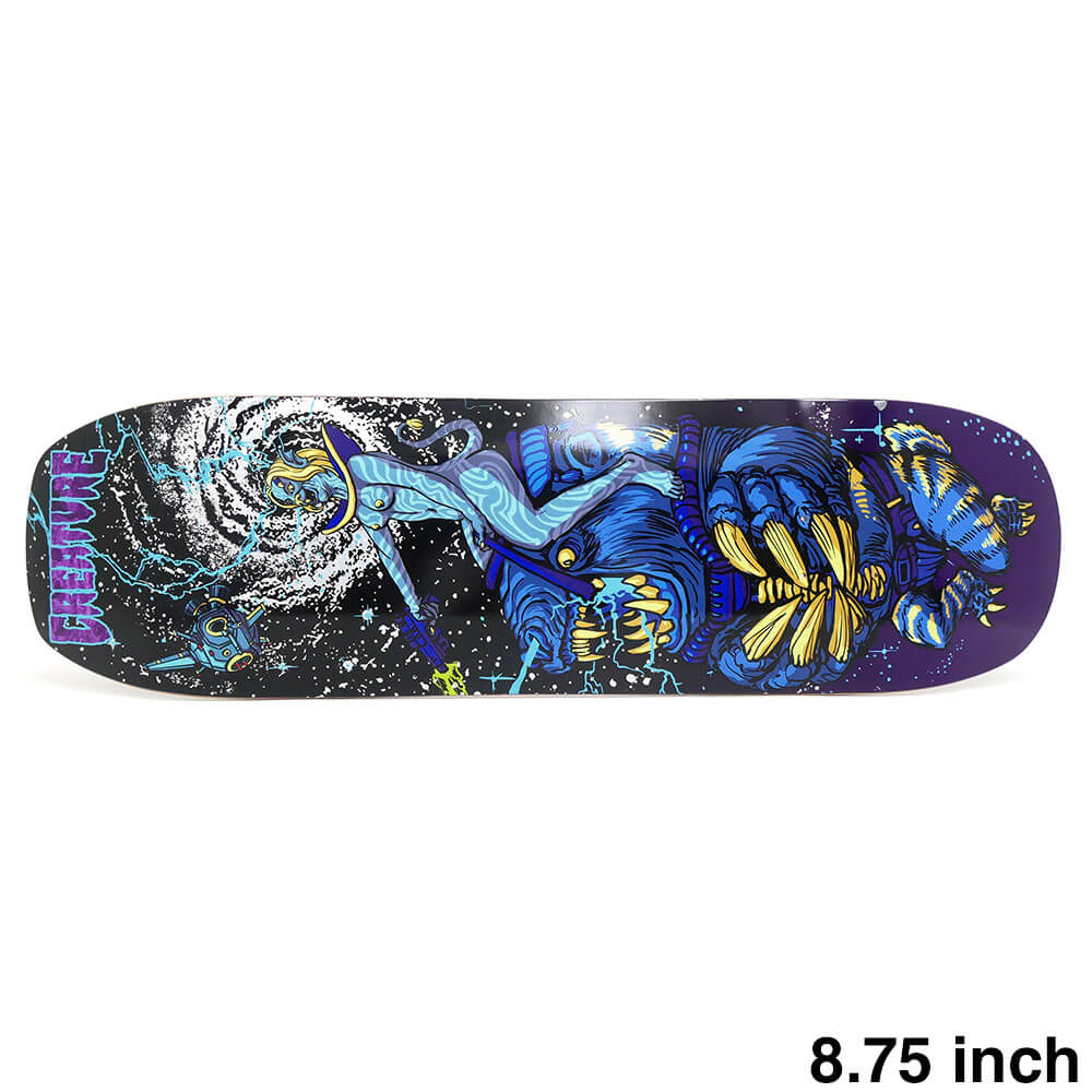 【CREATURE / DECK】 スケボー・スケートボードのデッキブランド、CREATURE（クリーチャー）。 長さ：81.5cm　/　幅：22.2cm ノーズ：18.1cm　/　テール：17.7cm ウィールベース：35.9cm コンケーブ：中　/　キック：中 トラック幅 ノーズ側：22.3cm　/　テール側：22.0cm ※デッキテープを貼る面のカラーはアソート（ランダム）となり、お選び頂く事はできません。ステインカラー（木目）の色合いはそれぞれ異なります。ご了承の上、ご注文下さい。 デッキをご購入の際、当店オリジナルのデッキテープがサービスとなります。 その他のデッキテープをご希望の方は、別途ご注文下さい。 *デッキテープを貼ってご注文の場合、返品/交換/キャンセルの対象外となります。 （コンプリートセットをご希望の方） スケートボードを完成させる為には【デッキ、トラック、ウィール】の3点が必要となります。 気軽にスケートボードを始めて頂く為に、足回りのセットをご用意しております。 こちらも是非ご覧になって下さい。 【トラック＆ウィールセット】はこちら *商品によって多少の誤差がある事をご了承下さい。 *当店舗に掲載の写真・文章の無断転載を禁じます。