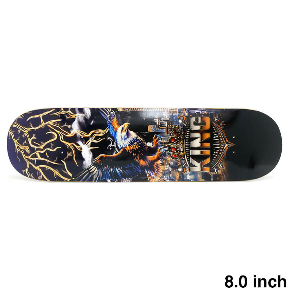 【KING / DECK】 TYSHAWN JONES が手掛けるスケボー・スケートボードのデッキブランド、KING（キング）。 長さ：80.6cm　/　幅：20.4cm ノーズ：18.3cm　/　テール：17.0cm ウィールベース：35.4cm コンケーブ：中　/　キック：中 ※ステインカラー（木目）の色合いはそれぞれ異なります。ご了承の上、ご注文下さい。 デッキをご購入の際、当店オリジナルのデッキテープがサービスとなります。 その他のデッキテープをご希望の方は、別途ご注文下さい。 *デッキテープを貼ってご注文の場合、返品/交換/キャンセルの対象外となります。 （コンプリートセットをご希望の方） スケートボードを完成させる為には【デッキ、トラック、ウィール】の3点が必要となります。 気軽にスケートボードを始めて頂く為に、足回りのセットをご用意しております。 こちらも是非ご覧になって下さい。 【トラック＆ウィールセット】はこちら *商品によって多少の誤差がある事をご了承下さい。 *当店舗に掲載の写真・文章の無断転載を禁じます。
