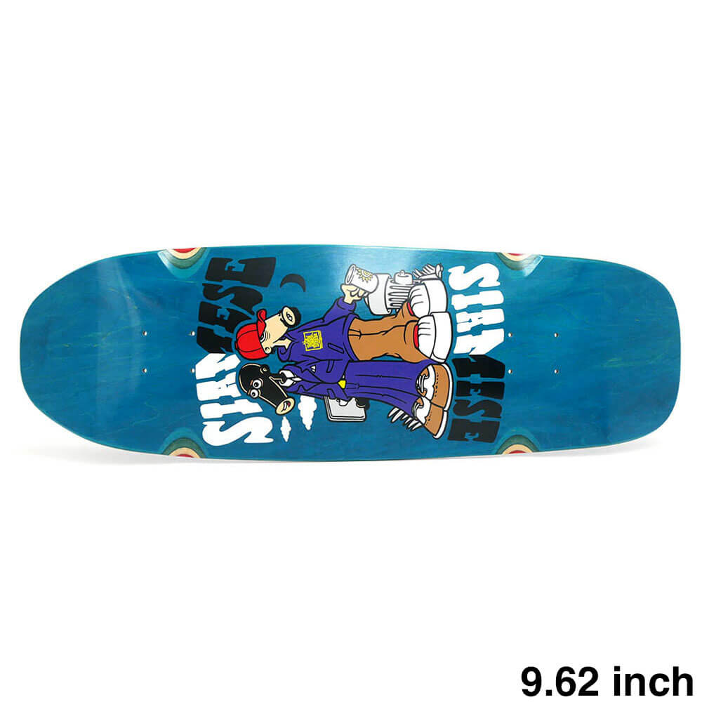 【NEW DEAL / DECK】 Steve Douglas, Andy Howell, Paul Schmitt により1990年に設立されたデッキブランド、NEW DEAL SKATEBOARD（ニューディールスケートボード）が期間限定で復活。 長さ：79.6cm　/　幅：24.4cm ノーズ：16.7cm　/　テール：18.1cm ウィールベース：35.0cm コンケーブ：中　/　キック：強 トラック幅 ノーズ側：23.2cm　/　テール側：22.8cm ※デッキテープを貼る面のカラーはアソート（ランダム）となり、お選び頂く事はできません。ステインカラー（木目）の色合いはそれぞれ異なります。ご了承の上、ご注文下さい。 デッキをご購入の際、当店オリジナルのデッキテープがサービスとなります。 その他のデッキテープをご希望の方は、別途ご注文下さい。 *デッキテープを貼ってご注文の場合、返品/交換/キャンセルの対象外となります。 （コンプリートセットをご希望の方） スケートボードを完成させる為には【デッキ、トラック、ウィール】の3点が必要となります。 気軽にスケートボードを始めて頂く為に、足回りのセットをご用意しております。 こちらも是非ご覧になって下さい。 【トラック＆ウィールセット】はこちら *商品によって多少の誤差がある事をご了承下さい。 *当店舗に掲載の写真・文章の無断転載を禁じます。