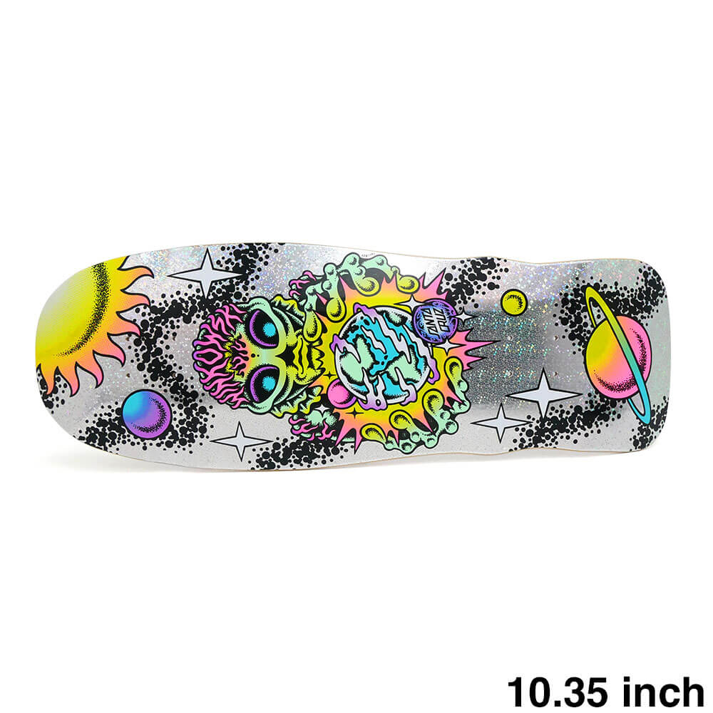 【SANTA CRUZ / DECK】 スケボー・スケートボードの老舗デッキブランド、SANTA CRUZ（サンタクルーズ）。 長さ：77.7cm　/　幅：26.3cm ノーズ：12.3cm　/　テール：17.7cm ウィールベース：37.4cm コンケーブ：弱　/　キック：中 トラック幅 ノーズ側：24.0cm　/　テール側：21.8cm ※ステインカラー（木目）の色合いはそれぞれ異なります。ご了承の上、ご注文下さい。 デッキをご購入の際、当店オリジナルのデッキテープがサービスとなります。 その他のデッキテープをご希望の方は、別途ご注文下さい。 *デッキテープを貼ってご注文の場合、返品/交換/キャンセルの対象外となります。 （コンプリートセットをご希望の方） スケートボードを完成させる為には【デッキ、トラック、ウィール】の3点が必要となります。 気軽にスケートボードを始めて頂く為に、足回りのセットをご用意しております。 こちらも是非ご覧になって下さい。 【トラック＆ウィールセット】はこちら *商品によって多少の誤差がある事をご了承下さい。 *当店舗に掲載の写真・文章の無断転載を禁じます。