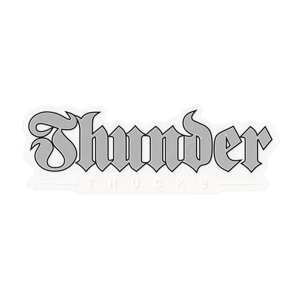 【THUNDER / STICKER】 スケボー・スケートボードのトラックブランド、THUNDER（サンダー）。 SCRIPT ロゴのクリアステッカーです。 サイズ：約21.5cm x 7.5cm *商品によって多少の誤差がある事をご了承下さい。 *当店舗に掲載の写真・文章の無断転載を禁じます。