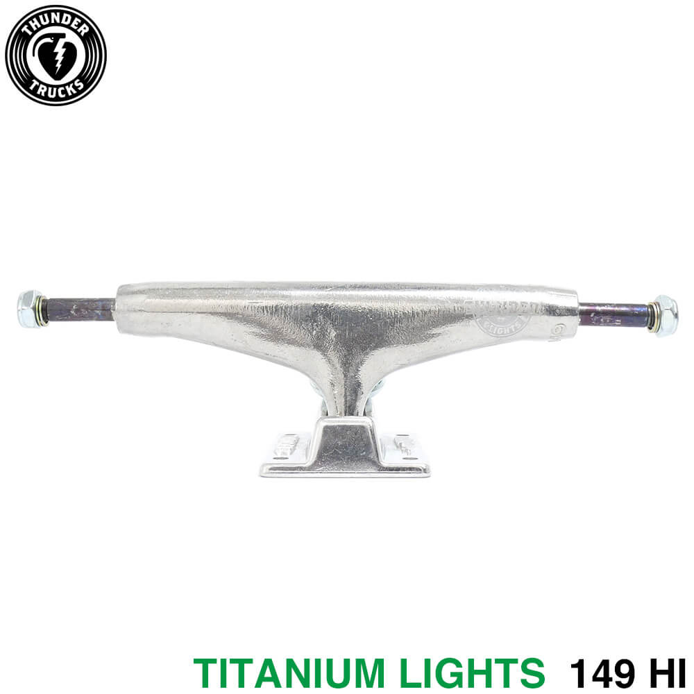 【THUNDER / TRUCK / TITANIUM LIGHTS】 スケボー・スケートボードのトラックブランド、THUNDER（サンダー）。 空洞キングピン、軽量化ベースプレートを採用。 シャフト部分にはチタン素材を使用した、サンダートラック最軽量モデル。 トラックは2個1セットになります。 重さ：310g 高さ：61mm 適合デッキサイズ：8.375 inch 〜 8.625 inch（21.3cm 〜 21.9cm） ※マイナーチェンジによりアクセルナット、キングナット、キングピン、カップワッシャー、クッシュ等のカラーが画像と異なる場合が御座います。ご了承の上ご購入下さい。 *商品によって多少の誤差がある事をご了承下さい。 *当店舗に掲載の写真・文章の無断転載を禁じます。