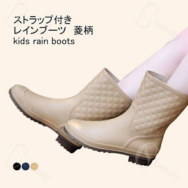 ■3色展開、レディース用ストラップ付きのレインブーツ レディース用、ストラップ付きのレインブーツ 雨靴が新入荷 つま先は丸いラウンドトゥだから足にフィットして履き心地いい。 かかとにはストラップがついているので、脱ぎ履きしやすいです。 靴底には滑り止め付きなので、濡れた地面にも安心安全に使えます。 防水性に優れたPVCを採用して、長時間雨に打たれても大丈夫です。 シンプルなデザインで、雨の日は勿論、普段履きにも活躍できる一足です。 豊富な3カラー展開となり、シーンや好みに合わせてお選びいただけます。