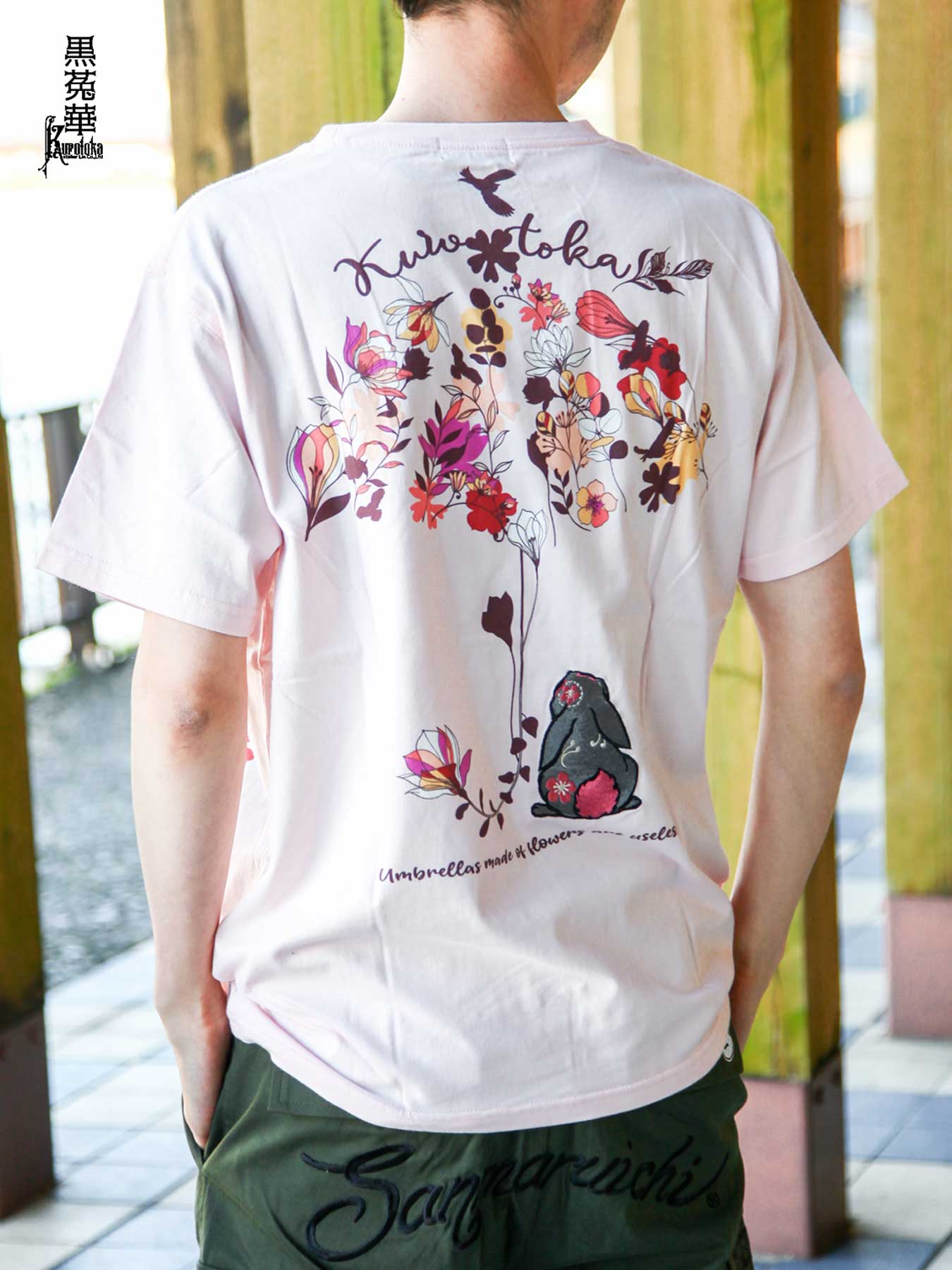 【黒菟華】“花の傘は役に立たない”刺繍入り プリント Tシャツ ｜ 和柄 ティーシャツ 半袖 通販 メンズ レディース ユニセックス 春 春服 夏 夏服 オールシーズン 黒 ブラック ピンク M L XL LL 2L XXL 3L 人気 くろとか 兎 ウサギ ブランド 流儀圧搾 METHOD