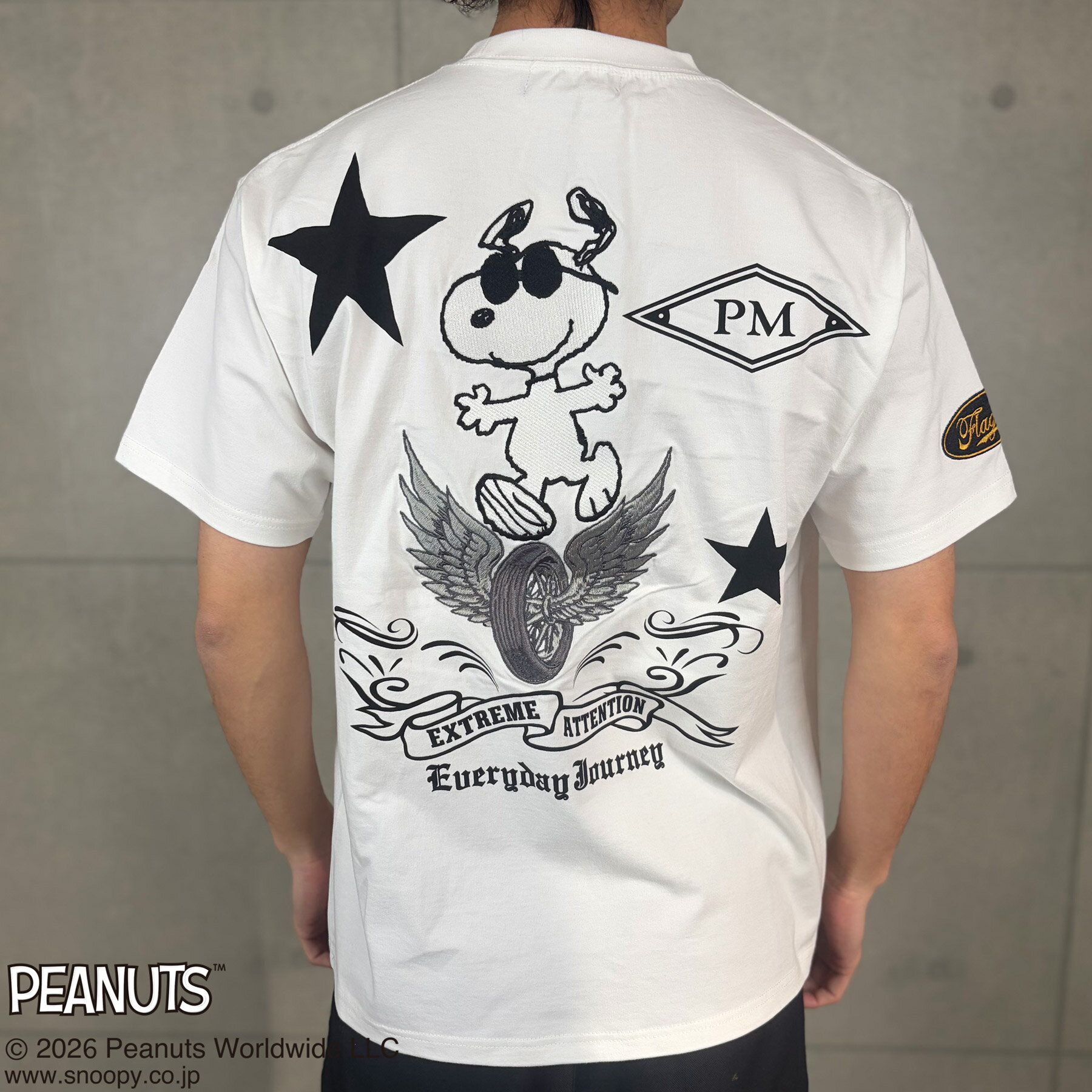 大人気のSNOOPY コラボから新登場!! タイヤの上を走るSNOOPYの刺繍が愛くるしい♪ 胸部にはサングラスをしたWOODSTOCKも一緒！ それを気にしてなのか、フロント胸ポケットに隠れるスヌーピーをコソッと刺繍♪ スタープリントをプラスし、コラボならではのかっこいい仕上がりです！ 【 FLAGSTAFF ｜ フラッグスタッフ 】 【絡繰魂】などで知られるクラッチ社が手掛けるブランドのひとつ。 和柄製品で培われた刺繍技術やエイジング加工技術を駆使しながら、アメリカンヴィンテージを現代的に解釈したアイテムを送り出しています。 商　品　詳　細 ブランド品番 462022 素材 　綿-100% 生産国 　中国 サイズ 着丈 肩幅 身幅 袖丈 M 66cm 51cm 46cm 20cm L 69cm 54cm 48cm 21cm XL(LL) 73cm 57cm 52cm 22.5cm XXL(3L) 75cm 61cm 57cm 23cm