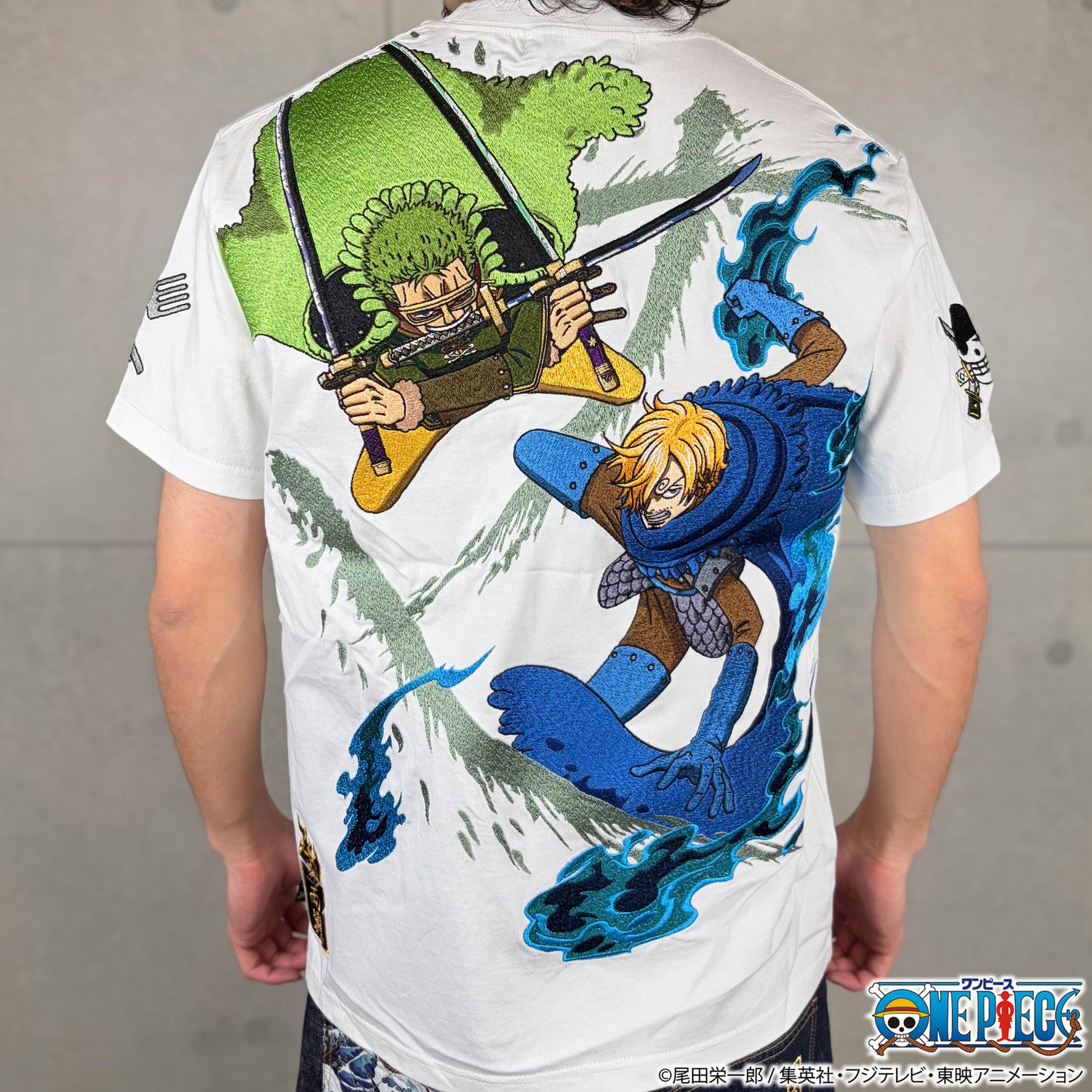 TVアニメ『ONE PIECE』コラボから新章「エルバフ」シリーズ登場！！ エルバフ衣装を纏った、限定描き下ろしデザインを刺繍。 麦わらの一味”両翼”の2人を背景もまとめてALL刺繍で表現！！ 限定のロゴデザインに加え、 フロントには2人の異名、袖には海賊シンボルを刺繍。 コラボならではの圧巻の一着。 【 絡繰魂 ｜ からくりたましい 】 2005年にスタートした和柄を代表するブランドのひとつ。 日本の和柄に限定せずアジア全体から着想を得たデザインや、伝統技法を取り入れたアイテムにファンが多い。 また絶妙に和洋折衷されたデザインが人気の【抜刀娘】や、持てる素材や技術を惜しみなく最大限に使った上位ラインの【絡繰魂・粋】など、派生したブランド内レーベルも支持されています。 商　品　詳　細 ブランド品番 　262056 素材 　綿-100% 生産国 　中国 サイズ 着丈 肩幅 身幅 袖丈 M 65cm 46cm 49cm 20cm L 69cm 48cm 51cm 21cm XL(LL) 73cm 51cm 55cm 23cm XXL(3L) 75cm 55cm 59cm 23cm