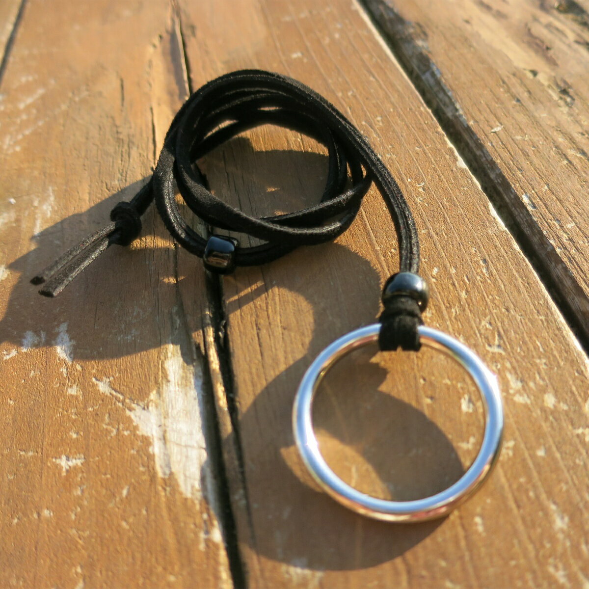 商品情報 長さ 最大80センチ程度まで調節可能。材質 紐...合皮リング...ステンレス留め具...ガラスビーズ商品説明 リングネックレス ブラック一つ取り入れるだけで存在感を発揮してくれる。リングチャーム ネックレス艶のあるトップは上品で合わせ易くシーンを選びません。コードカラーはブラックブラウンレッド色で3種ございます。こちらはブラックを発送させていただきます。シンプルなリングトップは、どのシーズンにも活躍してくれます。男女問わずご愛用頂けるので、オフのコーデにはモチロン、記念日、プレゼントにもお勧めです。ゴールド セミロングチェーンネックレス 60cm シンプルなチェーンネックレス。 60cmの少し長いシンプルなネックレスです。 シンプルながら飽きのこないデザインとなっており、長くお使い頂けます。 Tシャツ、ニットに合わせやすい小豆チェーンです。 ・材質/ブラスにロジウムコーティング ・色/ゴールド ・長さ/60cm これよりも少し長めの70cmもございます。長さ調整可能 リングネックレス 黒 メンズ ネックレス シンプル アクセサリー シンプルなリングネックレス【ブラック】 一つ取り入れるだけで存在感を発揮してくれる。 リングチャーム ネックレス コードカラーはブラックブラウンレッド色で3種ございます。こちらはブラックを発送させていただきます。 シンプルでどんなスタイルにも合わせやすい◎ 調節ビーズで長さの調整が可能です。 サングラスホルダーとしてもお使い頂けます。 1