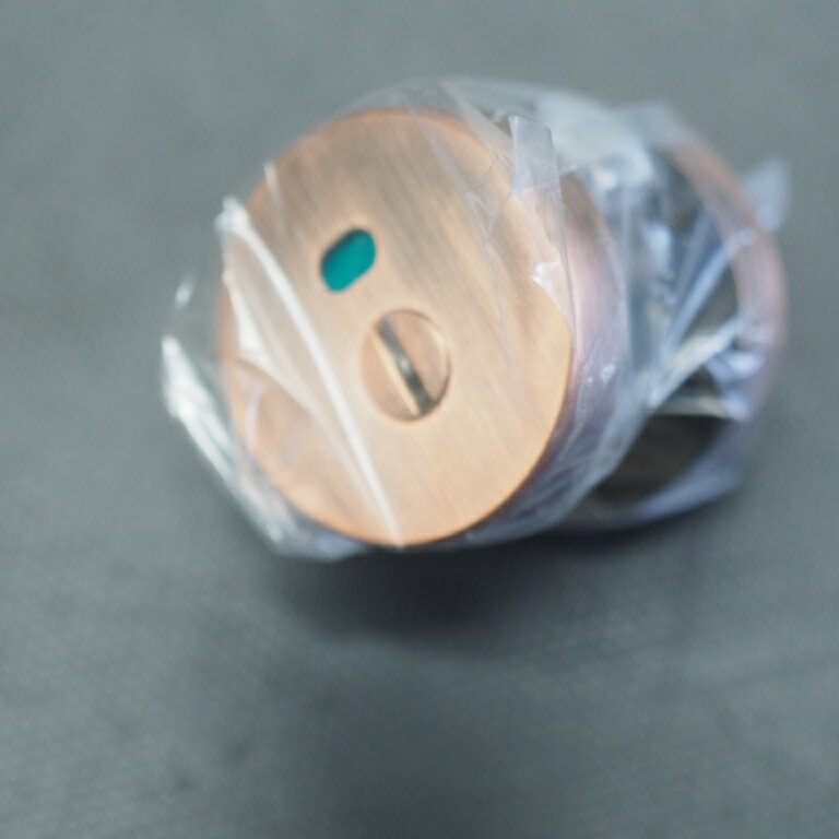 川口技研の表示付きサムターン錠 色はGBです 室内側からはサムターンで施錠開錠 室外側は 使用時は赤の、未使用時は青の表示出ます また非常時にはマイナスドライバーやコインで開錠できるようになっています バックセット51MM 新規取付の場合は ドライバー、36MMホルソー、24MM木工ドリル、のみ、金づちあたりをご用意ください 取り付け説明書/ゲージの紙が同梱されています 実は長期在庫品のため外箱、説明書などに汚れがございます 本体はダメージありません