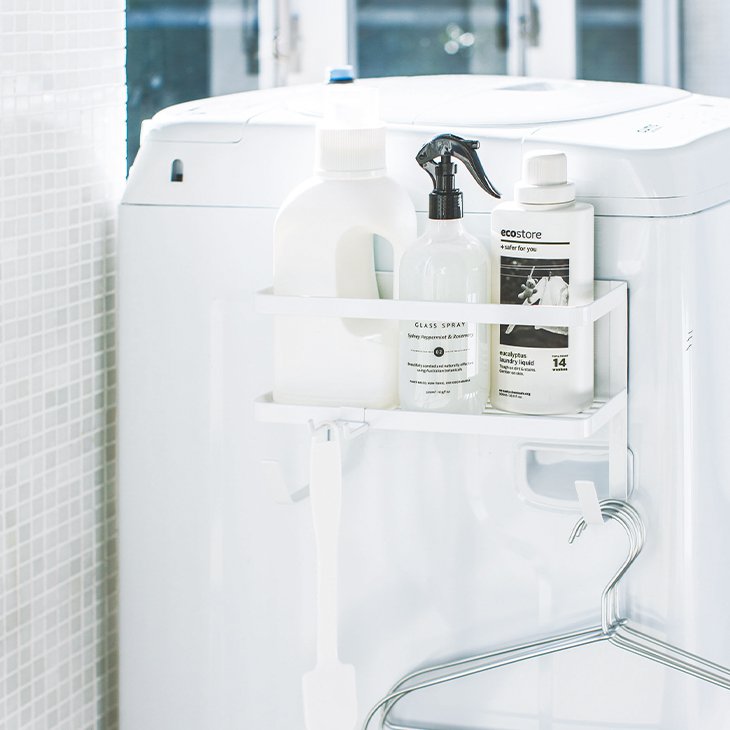 tower タワー ホースホルダー付き洗濯機横マグネットラック(ホワイト) 洗面室 脱衣所 収納 洗濯機周り ..