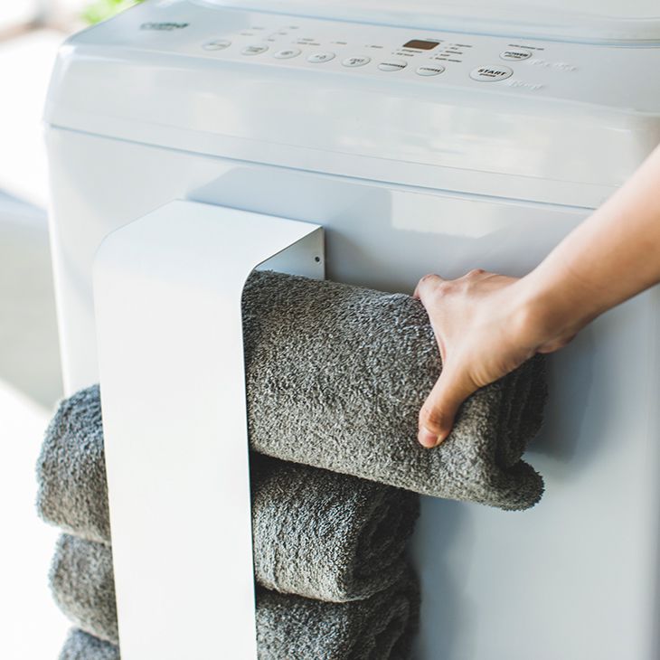 [ポイントアップ！ 8/23 13:59迄]tower タワー マグネットバスタオルホルダー(ホワイト)THYZ18SS■バスタオルを丸めて洗濯機側面に収納できるマグネット式ストッカー 山崎実業【仕入れ商品のためクーポン対象外】