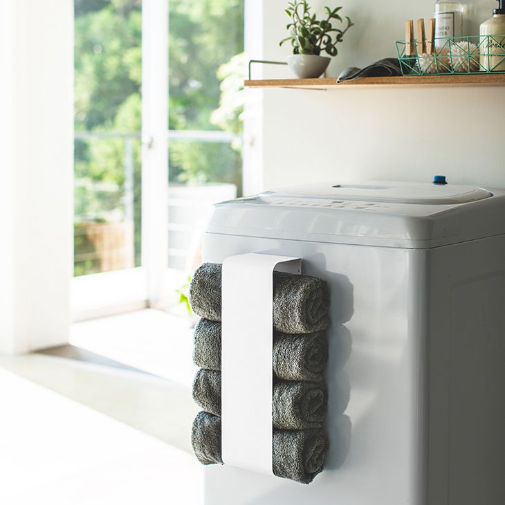 [ポイントアップ！ 8/23 13:59迄]tower タワー マグネットバスタオルホルダー(ホワイト)THYZ18SS■バスタオルを丸めて洗濯機側面に収納できるマグネット式ストッカー 山崎実業【仕入れ商品のためクーポン対象外】