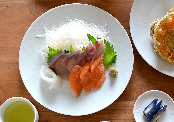 3点で8%OFFクーポン対象 在庫限り お皿 おしゃれ 彫付 丸皿 八寸 クッチーナホーム お皿 可愛い 北欧 食器 結婚祝い 大皿 ディナープレート 盛皿 盛り皿 和食器 日本製 国産 白磁 かわいい おもてなし ギフト