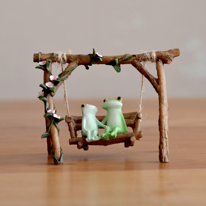 カエル 置物 ゆらゆらベンチカップル Copeau コポー 【 クッチーナ 】 カエル グッズ 玄関 かえる カップル デート 恋人 マスコット オーナメント フィギュア リビング 雑貨 かわいい ギフト プレゼント 贈り物のサムネイル