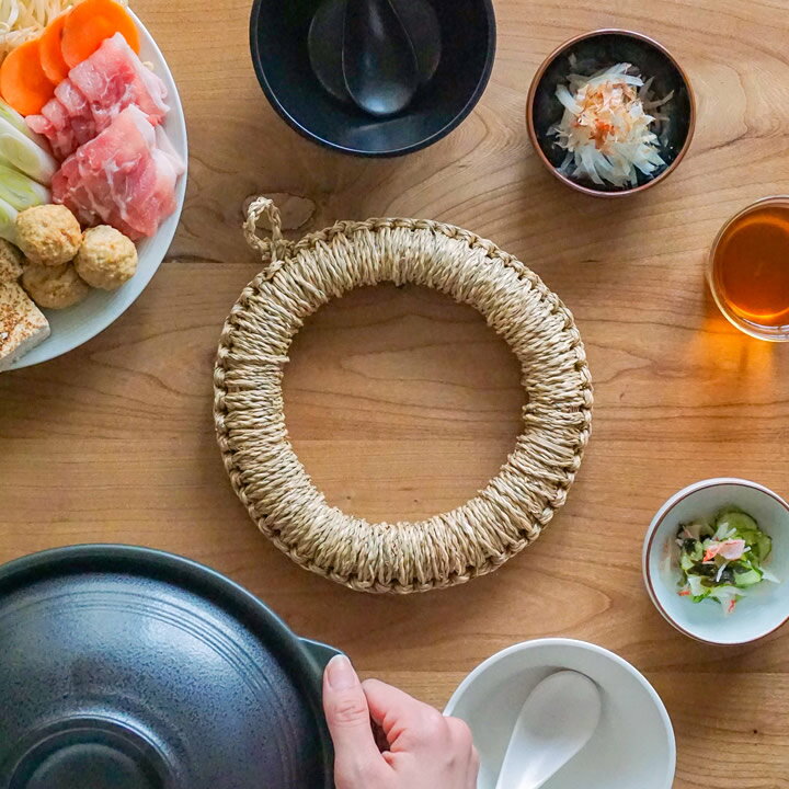 3点で8%OFFクーポン対象 鍋敷き おしゃれ いぐさ鍋敷き 大 クッチーナ 送料無料 鍋敷き おしゃれ 北欧 鍋敷き い草 ドーナツ型 鍋敷き 天然素材 鍋敷き 21cm 鍋しき 大きい なべしき ポットスタンド 大 ナチュラル トリベット ループ付き 贈り物 プレゼント メール便OK